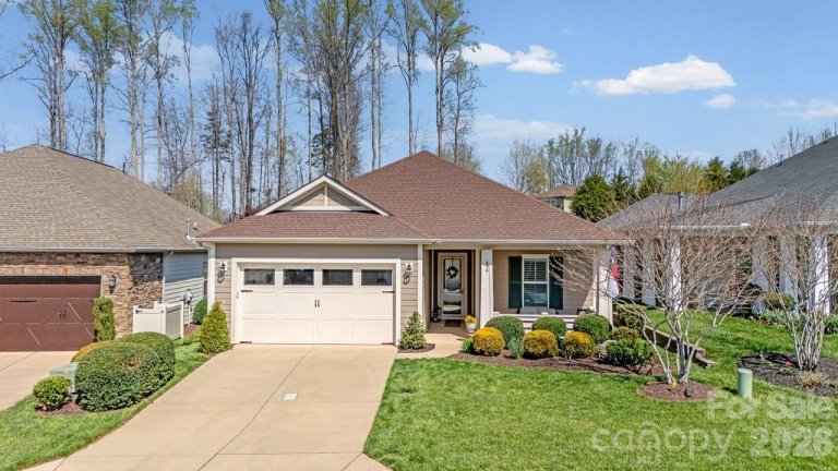 439 Granite Lake Court active home in Trilogy Lake Norman, Denver, NC