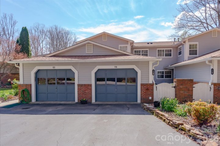116 Lakeview Court pending home in Waterford Place, Brevard, NC