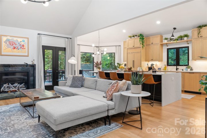 5123 Randolph Road active home in Cotswold, Charlotte, NC