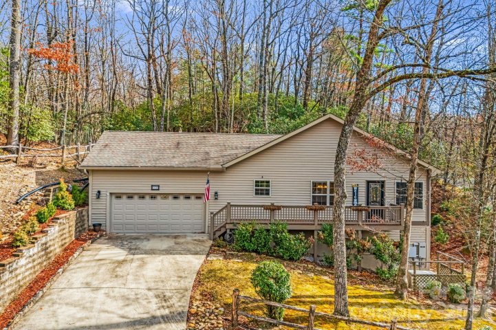 14 Isuhdavga Court active home in Connestee Falls, Brevard, NC