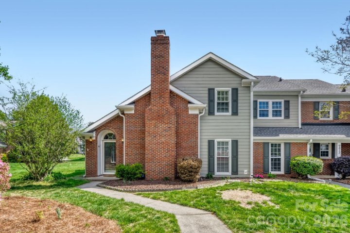 9411 Kings Falls Drive pending home in Park Walk, Charlotte, NC