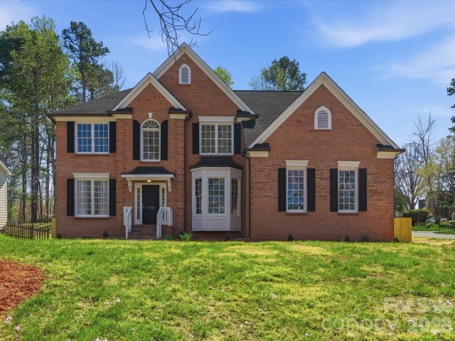 7702 Harrington Woods Road pending home in Harrington Woods, Charlotte, NC