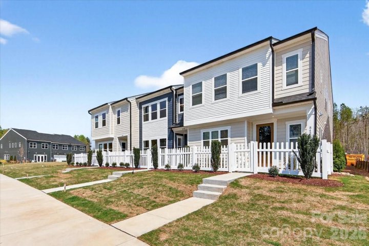 8426 Discovery Lane pending home in Ellis Townes, Charlotte, NC