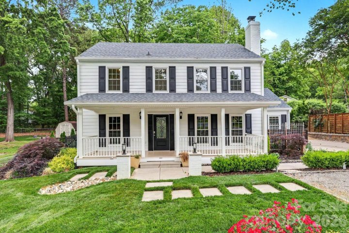 917 Winter Wood Drive pending home in Wood Hollow, Matthews, NC