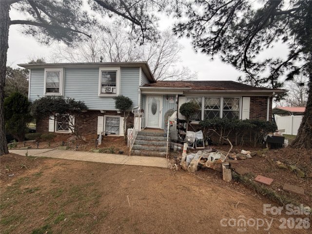 6215 Farm Pond Lane pending home in Idlewild, Charlotte, NC