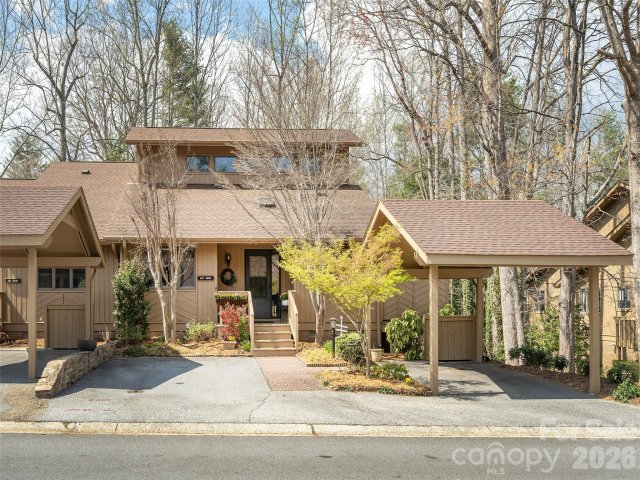 601 Red Oak Drive active home in The Oaks, Hendersonville, NC