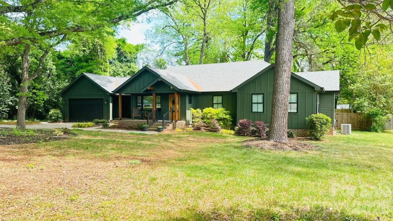 1542 Carolyn Drive pending home in Commonwealth Park, Charlotte, NC
