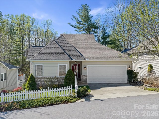 25 Ashefield Court active home in Carriage Park, Hendersonville, NC