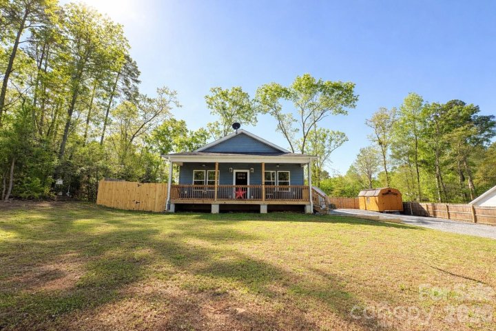 196 8th Avenue active home in Pinehaven Estates, New London, NC