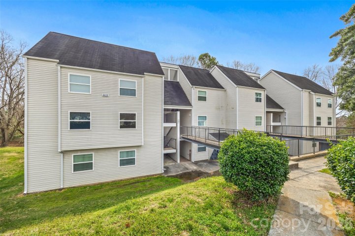 9119 Spyglass Place active home in Pawtuckett On The Green, Charlotte, NC