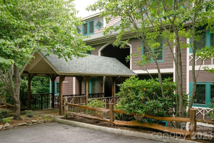 222 Creekside Way active home in Mountain Air, Burnsville, NC