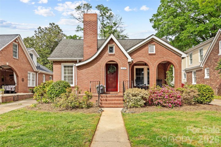 2137 Shenandoah Avenue pending home in Chantilly, Charlotte, NC