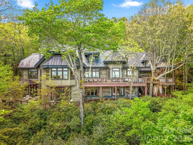 1052 Toxaway Drive active home in Lake Toxaway Estates, Lake Toxaway, NC