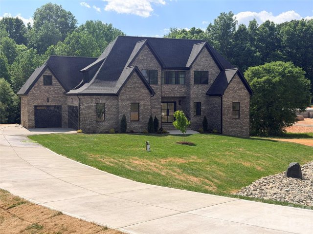 Homes in Queens Gate, Waxhaw