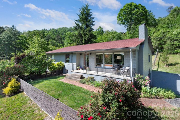 301 Stratford Road active home in Lakeview Park, Asheville, NC