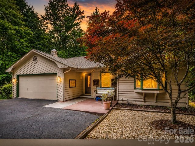 425 Winesap Boulevard active home in Rumbling Bald On Lake Lure, Lake Lure, NC