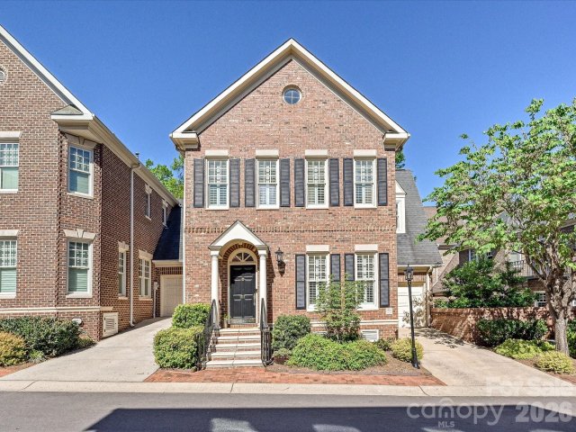1117 Dilworth Crescent Row pending home in Dilworth, Charlotte, NC