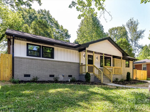 3132 Sudbury Road pending home in Windsor Park, Charlotte, NC