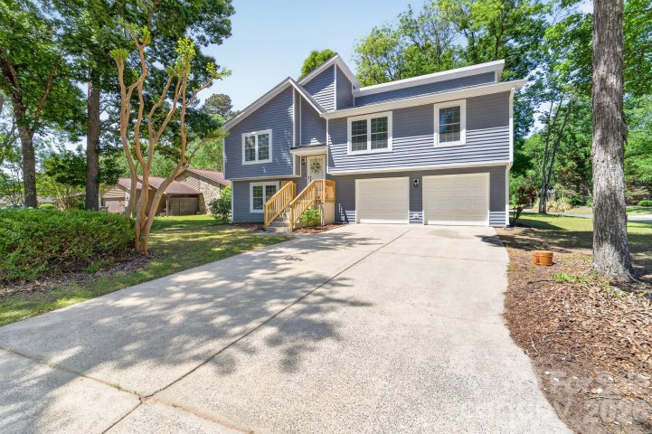 10730 Coachman Circle pending home in Provincetowne, Charlotte, NC