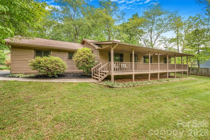 135 Scarlet Drive pending home in Wildwood, Fletcher, NC