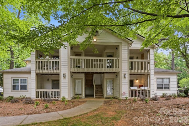 1042 Churchill Downs Court pending home in Churchill Downs, Charlotte, NC