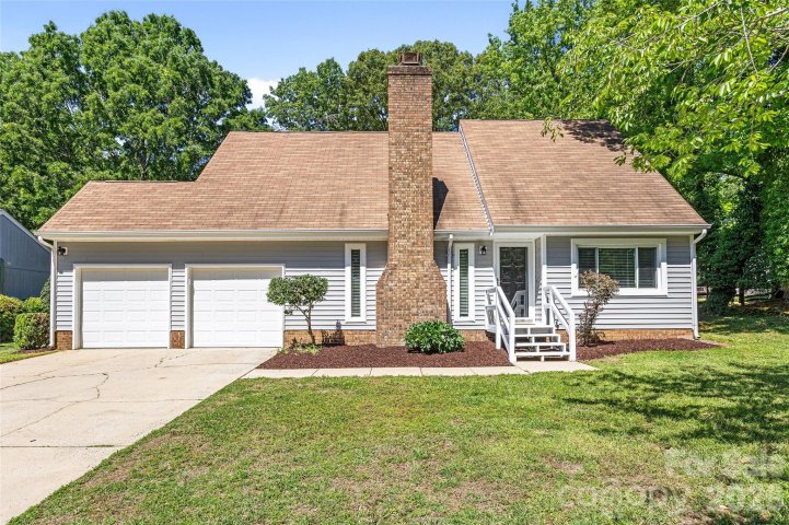 9526 Fairway Ridge Road pending home in Raintree, Charlotte, NC