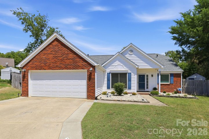 213 Blackberry Walk pending home in Regent Park, Fort Mill, SC