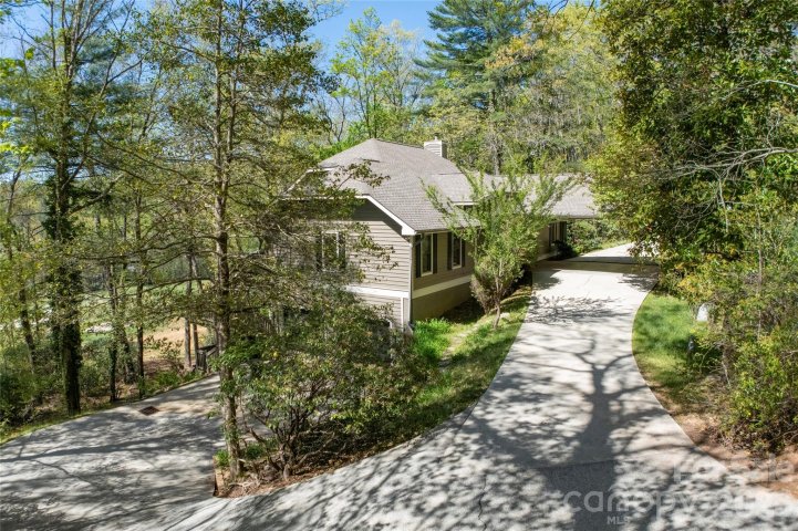 516 Cherokee Trace active home in Lake Toxaway Estates, Lake Toxaway, NC