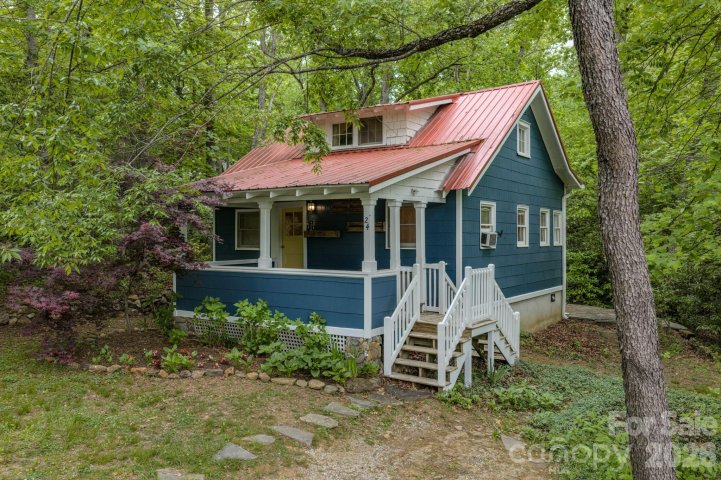 24 Moore Circle pending home in Ridgecrest, Black Mountain, NC