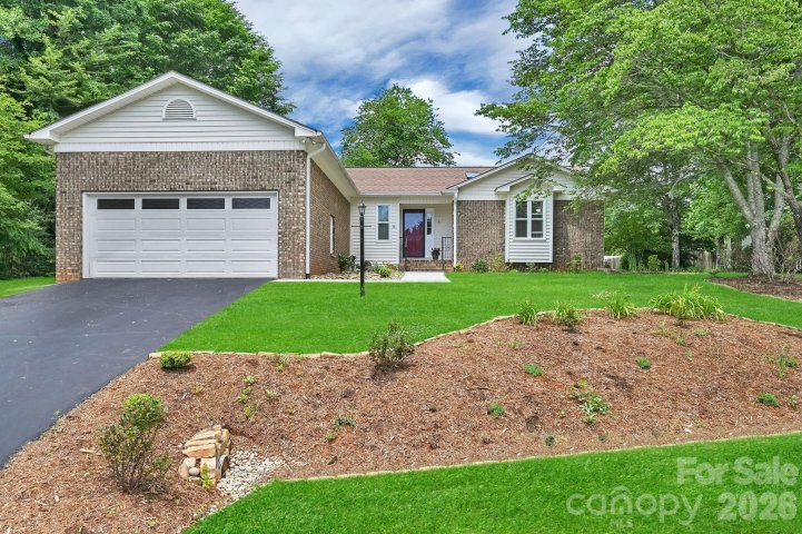 31 St Andrews Drive pending home in Etowahs Reach, Etowah, NC