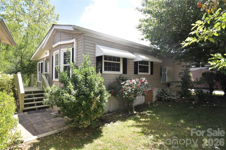 279 Mallard Loop pending home in Dogwood Lakes, Waynesville, NC