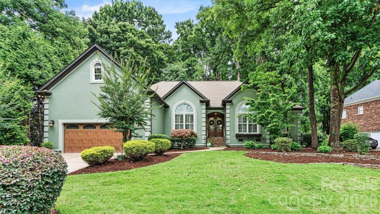 5028 Foxbriar Trail pending home in Davis Lake, Charlotte, NC