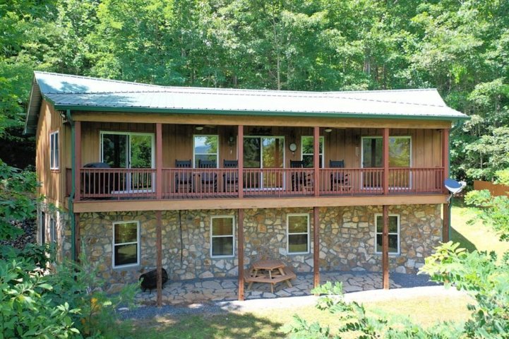 A home in Bear Lake Heights, Tuckasegee