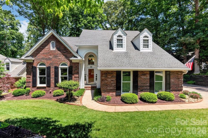 15211 Sharrow Bay Court pending home in Wynfield, Huntersville, NC