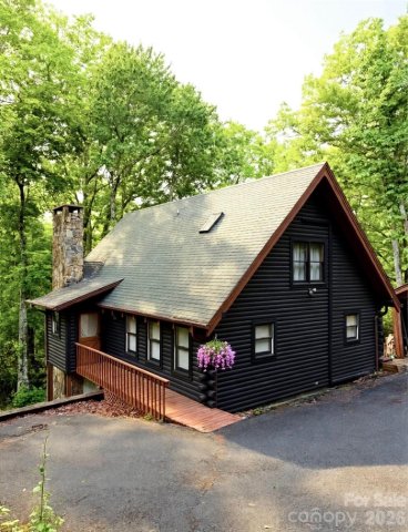 A home in Linville Land Harbor, Newland