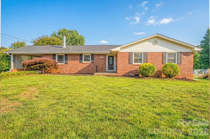 Homes in Colonial Heights, Hickory
