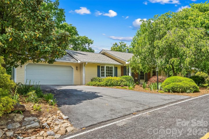 120 Eagle Rock Trail pending home in Rambling Ridge, Hendersonville, NC