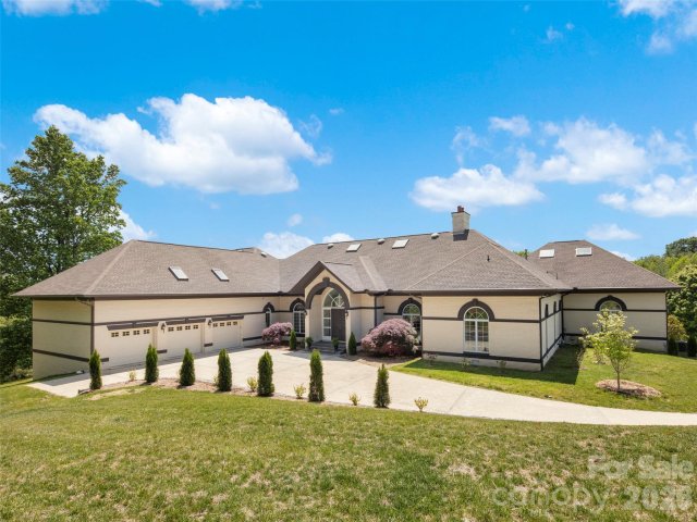 813 Rickel Drive pending home in Wilson Farm, Hendersonville, NC