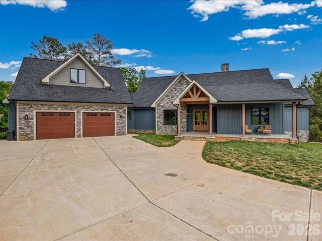 521 Rosebush Lane pending home in Autumn Cove At Lake Wylie, Clover, SC