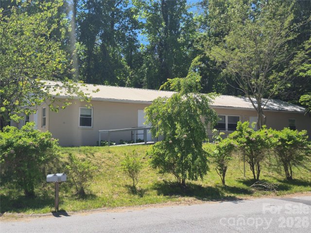 1745 Meadowbrook Terrace pending home in Druid Hills, Hendersonville, NC