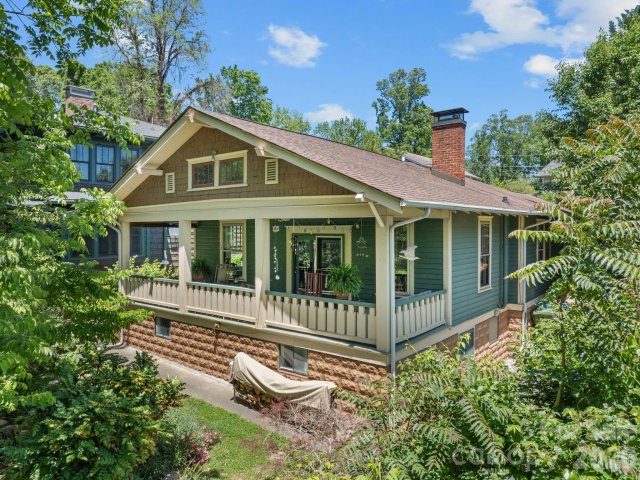 26 Unadilla Alley active home in Kenilworth, Asheville, NC