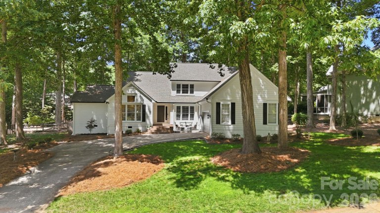 8916 Oxfordshire Court pending home in Wynfield, Huntersville, NC