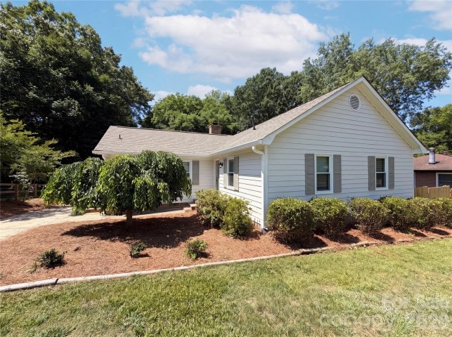 6727 Glenmoor Drive pending home in Forest Pawtuckett, Charlotte, NC