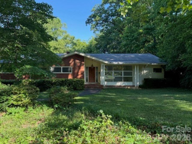 2028 Ferncliff Road pending home in Foxcroft, Charlotte, NC