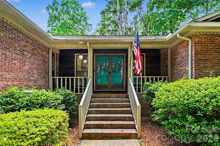 5523 Beaver Dam Lane pending home in Farmwood, Mint Hill, NC