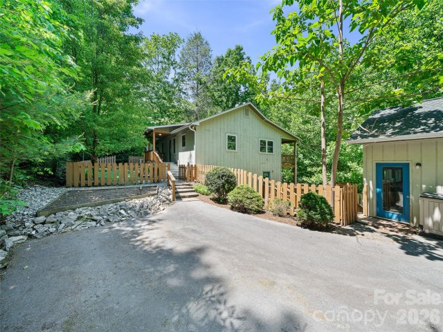 142 Wildflower Road pending home in Swiss Pine Lake, Spruce Pine, NC