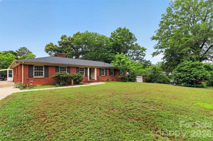 5326 Robinhood Road pending home in Sherwood Forest, Charlotte, NC