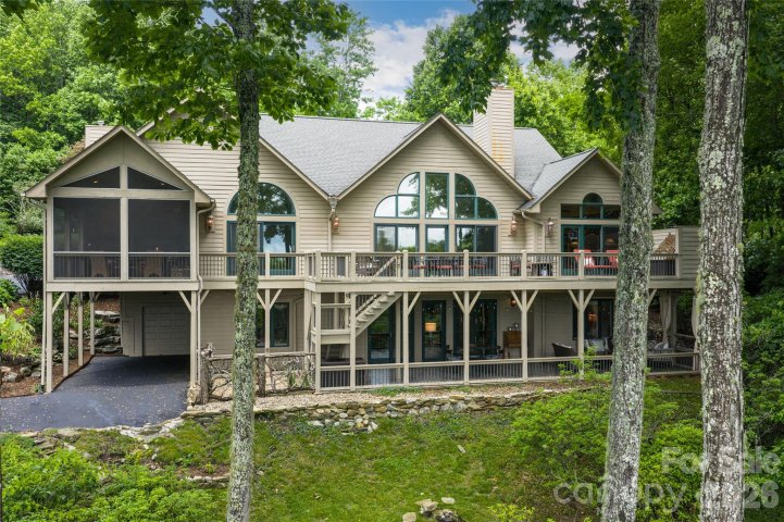 305 Piney Knoll Lane pending home in Champion Hills, Hendersonville, NC