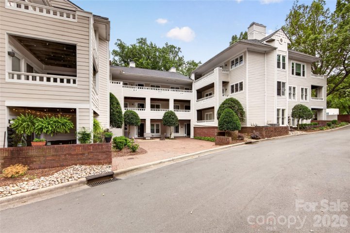 2715 Selwyn Avenue active home in Myers Park, Charlotte, NC