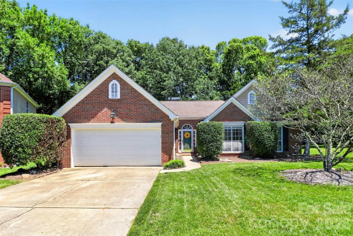 11542 Laurel View Drive pending home in The Crossings, Charlotte, NC
